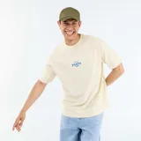 Remera de manga corta color amarillo claro, con corte holgado, cuello redondo y un pequeño estampado azul en el pecho con la inscripción "Al dente PASTA -Club-".