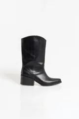 Bota texana de caña media confeccionada en cuero negro, con punta fina y taco cuadrado bajo.