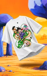 Remera blanca de corte oversize con cuello redondo y manga corta. Presenta una estampa central a todo color con personajes de Dragon Ball montados sobre el dragón Shenlong.