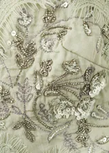 Top de tirantes finos color verde militar, confeccionado en viscosa con escote en V, detalles de encaje de poliamida y apliques bordados con micro abalorios y lentejuelas de poliéster.