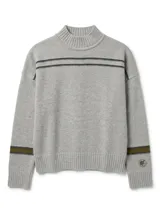 Polera de lana lambswool color gris, con cuello alto, corte holgado y diseño de rayas horizontales en el pecho y en las mangas. Incluye un detalle de pin con logo en la manga.