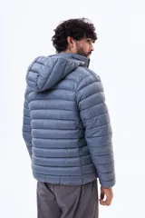 Campera puffer con capucha, cierre frontal y diseño acolchado horizontal.