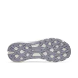 Championes de trail running Merrell modelo Agility Trail, color gris claro con detalles en blanco y gris oscuro. Presentan parte superior de malla transpirable con refuerzos de TPU, mediasuela de espuma FloatPro para mayor amortiguación y suela de goma con tacos para tracción en terrenos irregulares.