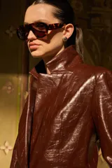 Blazer de eco cuero color chocolate con textura de cocodrilo, cuello alto y solapas.