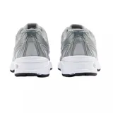 Championes New Balance 740, color gris y plateado, confeccionados en malla con detalles sintéticos metalizados, entresuela blanca con tecnología ABZORB y suela de goma negra.