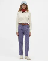 Pantalón de corte recto confeccionado en tela de corduroy color azul polvoriento, con diseño de pinzas en la cintura y cierre frontal con botón y cremallera.