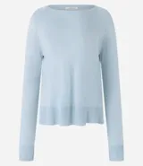 Suéter de punto color celeste, con cuello redondo y mangas largas.