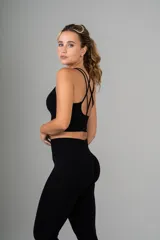 Legging deportivo de tiro alto con pretina ancha y diseño sin costuras, confeccionado en tejido elástico de color marrón.