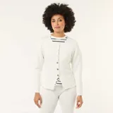 Chaqueta de punto color blanco, con cuello redondo, manga larga y cierre frontal con botones dorados.