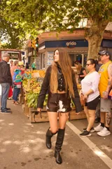 Bota bucanera negra de caña alta, confeccionada en cuero con lycra en la parte trasera.