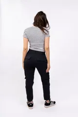 Pantalón cargo color beige con bolsillos laterales y tobillos ajustables con cordón.