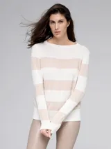 Sweater de punto fino a rayas horizontales anchas color blanco y beige, con cuello redondo.