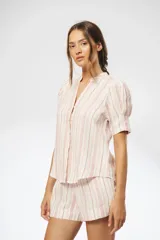 Camisa de lino a rayas verticales rojas y blancas, con cuello mao, escote en V, mangas cortas abullonadas y botones de nácar ocultos.