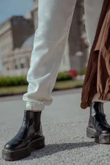 Pantalón de jogging color crudo, confeccionado en frisa, con bolsillos laterales, cintura y botamanga elastizadas.