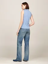 Sweater celeste de lana merina, sin mangas y con cuello alto.