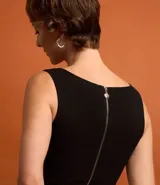 Top cropped negro de crepé, con escote cuadrado y breteles anchos. Presenta cierre en la espalda con tirador metálico en forma de corazón.