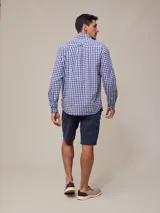 Camisa de manga larga para hombre, confeccionada en algodón con efecto peach (textura suave). Presenta un estampado de cuadros vichy en tonos azul marino y blanco, cuello con botones y un bolsillo de parche en el pecho izquierdo.