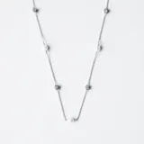 Gargantilla de plata 925 con perlas de río y circonitas. La gargantilla mide 45cm de largo y 1.2mm de ancho. Las perlas miden 8.6mm de largo y 7.2mm de ancho. Las circonitas miden 4.5mm de diámetro y 3.7mm de altura.