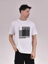 Remera blanca de manga corta con estampado rectangular en el frente con la inscripción "NYC United States of America".