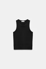 Musculosa de punto rib color marrón con escote redondo y diseño sin mangas.