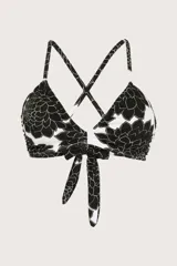 Top de bikini tipo triángulo modelo Tide, con diseño estampado floral en blanco y negro, tiras cruzadas en la espalda y lazo para anudar al frente.