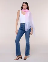 Pashmina tejida marca Barrington con diseño degradé en tonos lila y rosado, y terminaciones desflecadas.