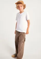 Remera básica de algodón color blanco con cuello en V y mangas cortas.