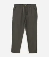 Pantalón masculino de corte relajado confeccionado en tejido oxford de algodón. Presenta cintura con trabillas y lazo ajustable, bolsillos laterales y traseros.