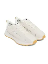 Championes Under Armour modelo Street Mirage, de diseño urbano en color beige. Presentan una parte superior de malla transpirable con superposiciones de gamuza, entresuela de EVA acolchada y suela de goma dentada en tono caramelo.