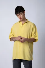 Camisa de manga corta con cuello cubano, confeccionada en fibrana premium. Presenta un corte oversize y cierre frontal con botones al tono.