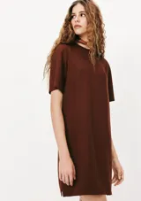 Vestido corto marrón de corte recto, con cuello redondo y mangas cortas.