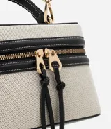 Cartera pequeña tipo bandolera de la marca Satinato, color beige con detalles en negro, confeccionada en una mezcla de algodón y poliuretano con forro de poliéster. Cuenta con tapa con doble cierre, cordón decorativo, asa de mano y correa larga removible.