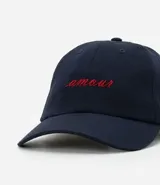 Gorra azul marino de sarga con visera curva, ajuste trasero y bordado rojo con la palabra "amour" en el frente.