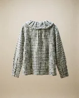 Camisa de algodón con estampado a cuadros en tonos grisáceos. Presenta un cuello amplio con volados, detalles fruncidos en el frente, cierre frontal con botones y mangas largas con puños abotonados.