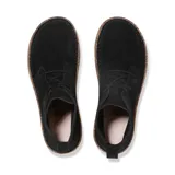 Bota de caña media de gamuza color negro, con cordones y suela de goma.