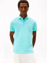 Chomba celeste de Tommy Hilfiger, corte regular, con cuello tipo polo, cartera de dos botones, mangas cortas y logo bordado en el pecho.