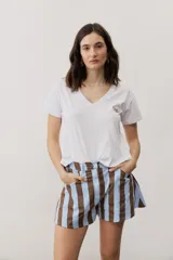 Short con diseño de rayas verticales en tonos celeste y marrón, con bolsillos delanteros y cierre frontal de botón y cremallera.
