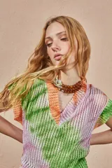 Remera de textura calada con escote en V y diseño degradado en tonos rosa y gris.