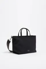 Bolso de mano Bimba y Lola de tamaño mediano, confeccionado en poliamida con detalles en piel vacuna. Presenta estructura blanda, doble asa de mano, asa regulable extraíble, cierre con cremallera y logo metálico frontal.