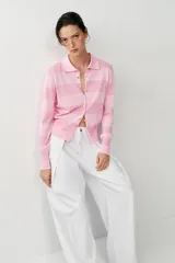 Chaqueta de punto de manga larga con diseño de rayas horizontales en tonos rosados, cuello solapa y cierre frontal con botones forrados a tono.
