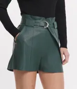Short clochard negro de cuero sintético con cintura alta, cinturón con hebilla metálica y bolsillos laterales.