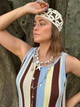 Collar corto con cuentas de nácar en diferentes formatos, perla natural XL y medallón de resina. Se cierra con cadena de acero quirúrgico y ganchito para regular el largo.