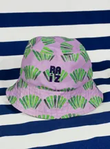 Gorro tipo bucket color lila con estampado de abanicos verdes y logo bordado en el frente.