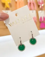 Aros colgantes con forma circular, color verde esmeralda, con borde de strass plateado.