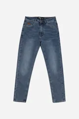 Pantalón de jean azul de corte slim, tiro medio y con presillas para cinturón.