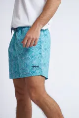 Short de baño con cintura elástica y cordón ajustable, confeccionado en tela ligera de secado rápido. Presenta un estampado botánico integral en tonos amarillos, blancos y azules, con dos bolsillos delanteros y uno posterior.