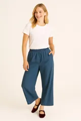 Pantalon de corte recto confeccionado en mezcla de lino y algodón, con cintura elástica tipo smock y bolsillos laterales.