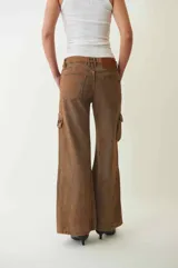 Pantalón de jean color marrón con efecto acid wash, corte recto, tiro bajo y bolsillos cargo laterales y en el bajo.
