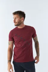 Remera blanca de algodón con cuello redondo, mangas cortas, corte regular y estampado frontal con la palabra "London" en letras azules.