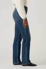 Jeans de corte recto y tiro alto, con diseño clásico de cinco bolsillos y acabado en tono azul medio con ligero desgaste.